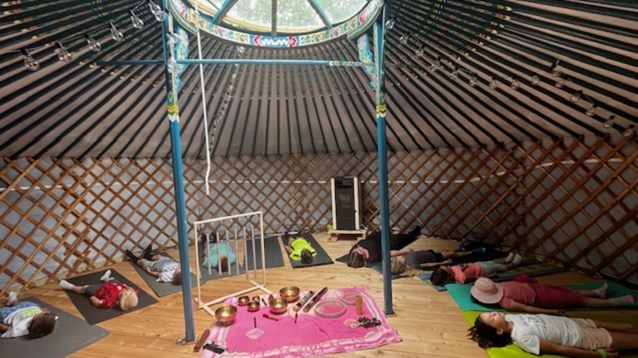 Meditativni zvočni večer: zahvala preteklosti, podpora novemu letu