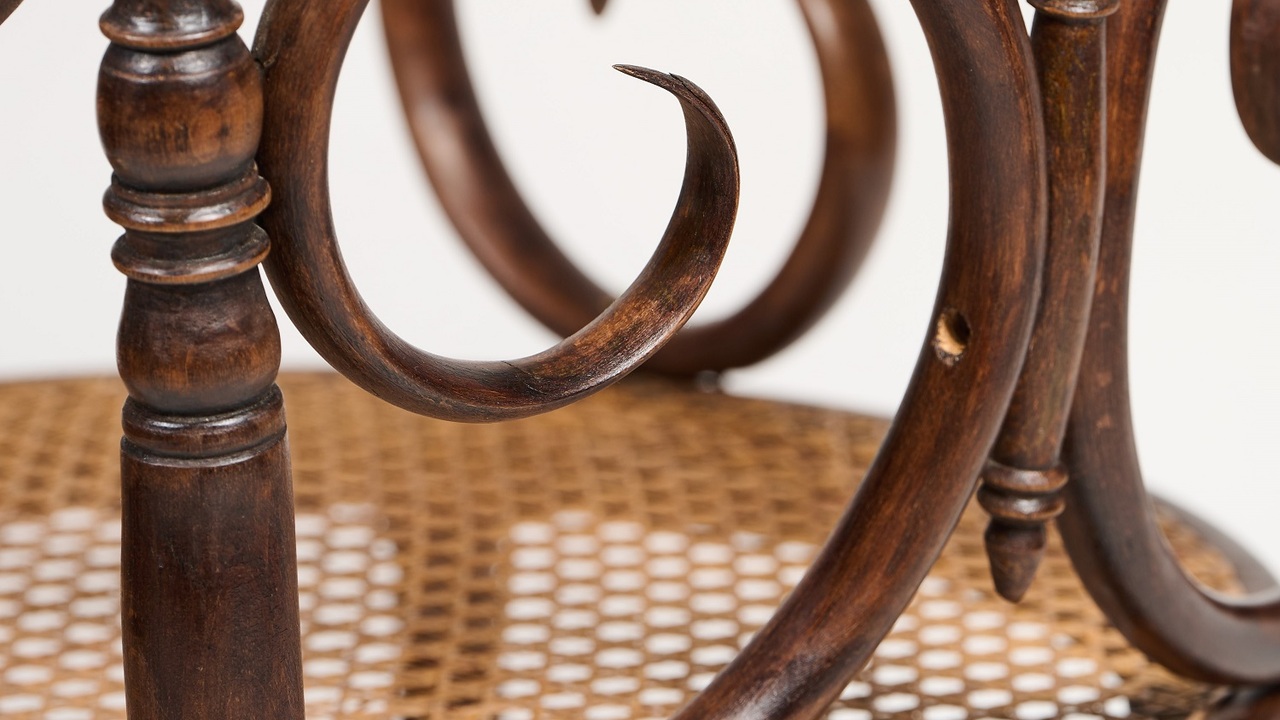 Javno vodstvo po razstavi Čar in lepota upognjenega lesa od Thoneta do danes