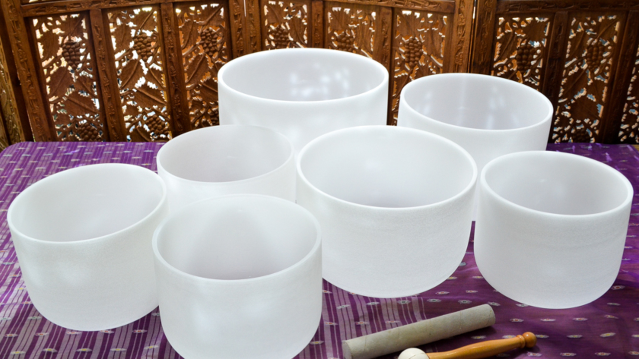 Zvočna kopel s kristalnimi posodami